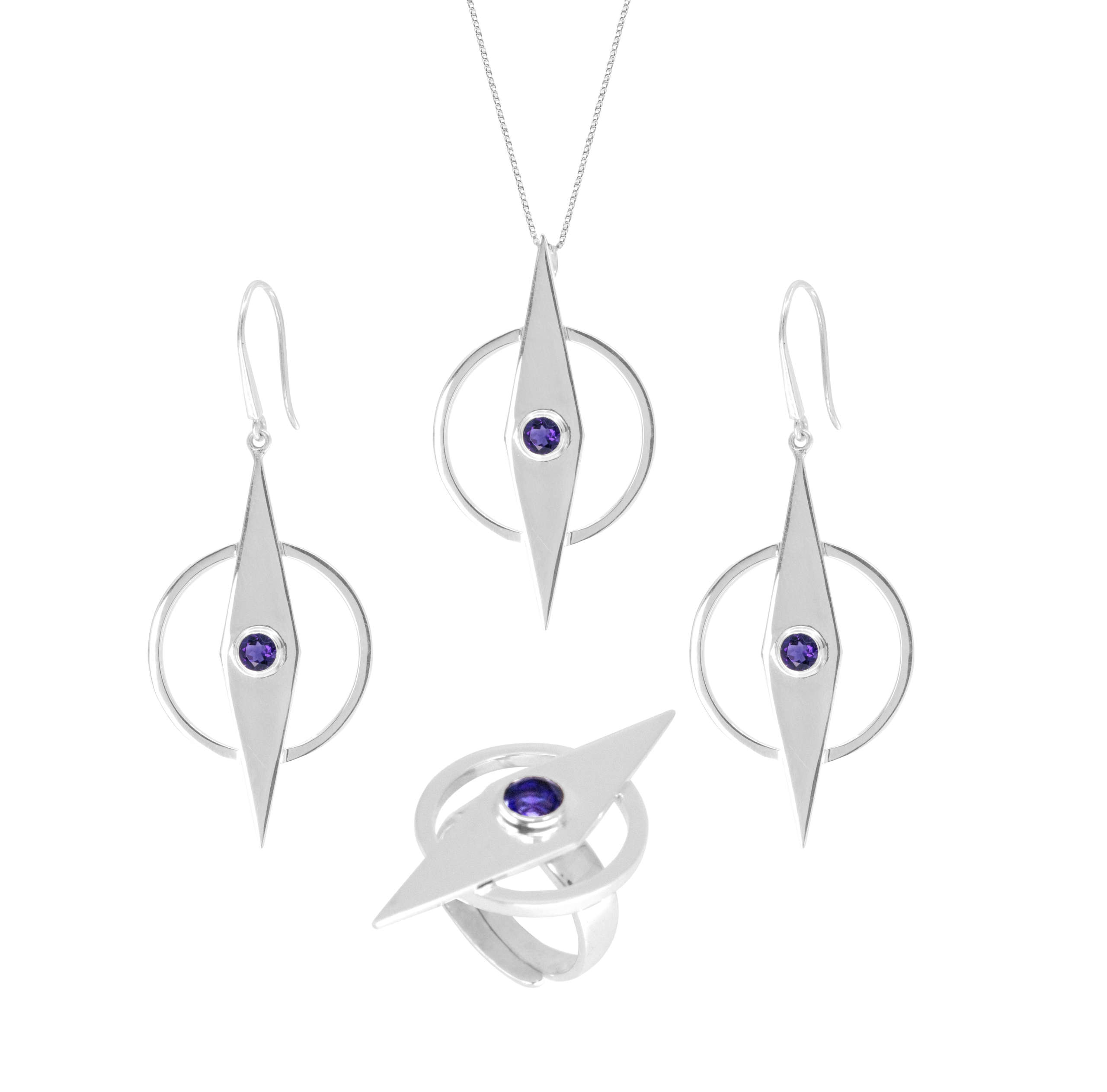 Intuition_set Серебряный комплект из сережек, кольца и кулона Интуиция, с камнем аметиста в центре. Каждое украшение по форме напоминает острый ромб пересекающий окружность. Вид сверху, белый фон